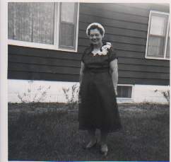 Reta in her wedding dress