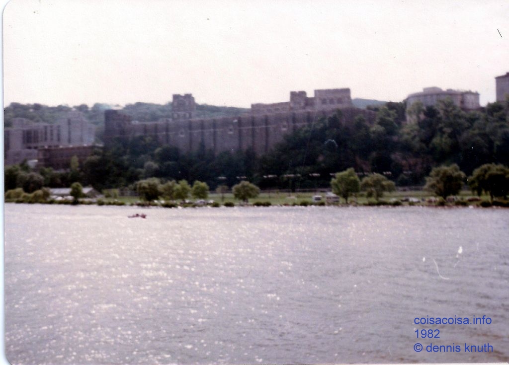 Circle line tour past the Manhattan shore