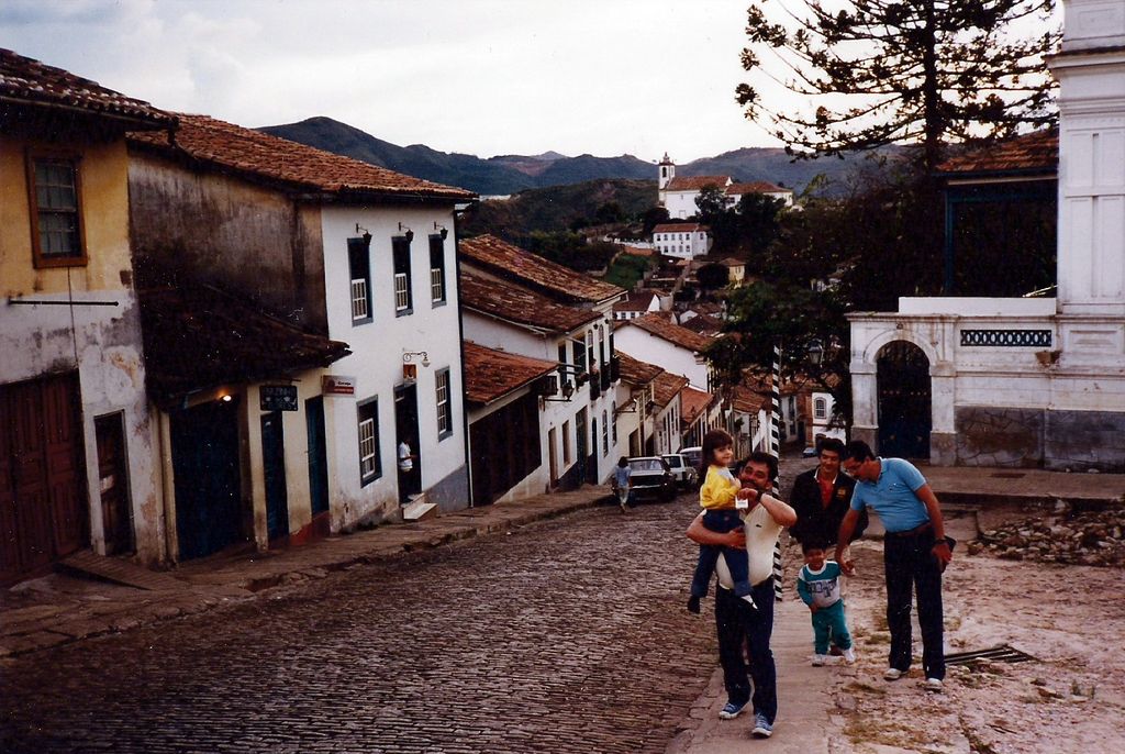 Helton Knuth carries Thacila, Dudu Eduardo and Ricardo walk