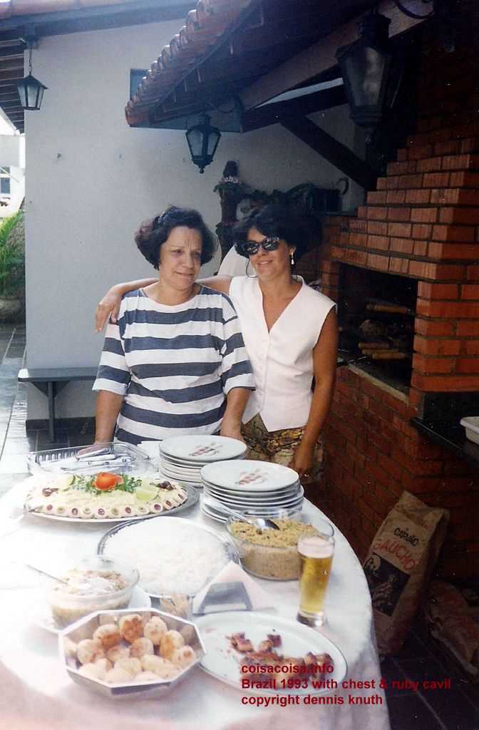 Helenice and Vicentina serving