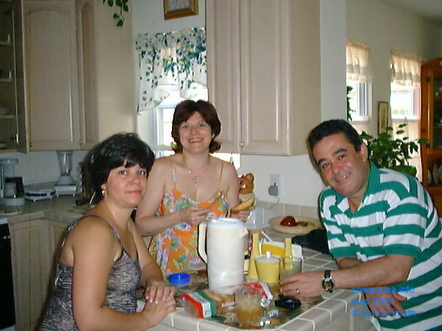 Who is taking the picture of Helenice, Rose and Helton