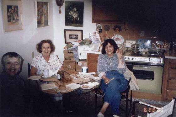 3 Golden Girls In a Kitchen