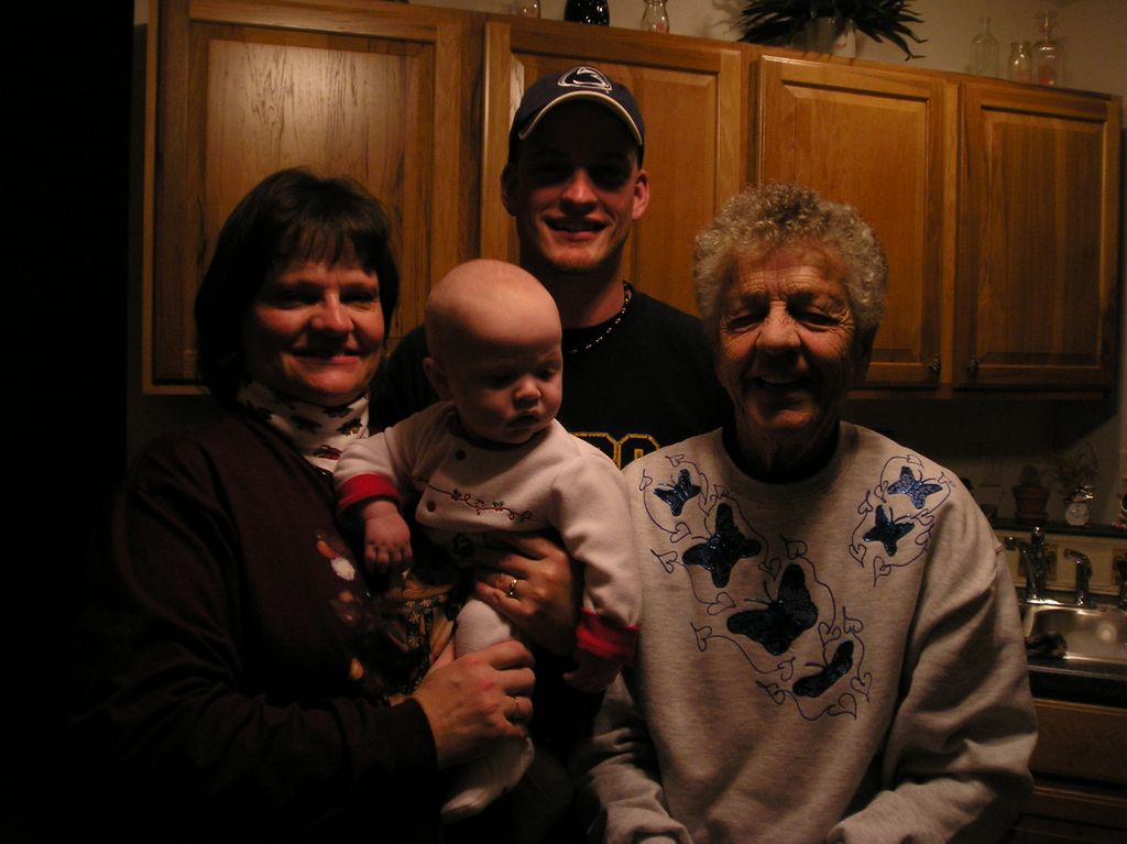 2005_12_24_xmas_jareds_1st_19.jpg (large)