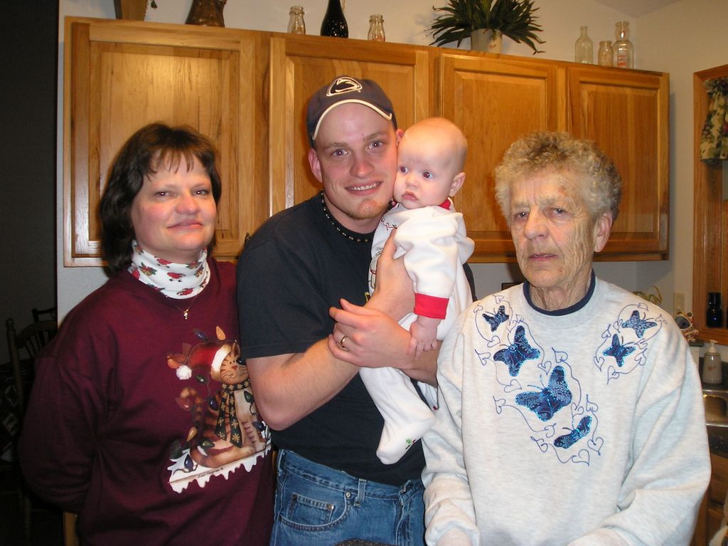 2005_12_24_xmas_jareds_1st_22.jpg (large)