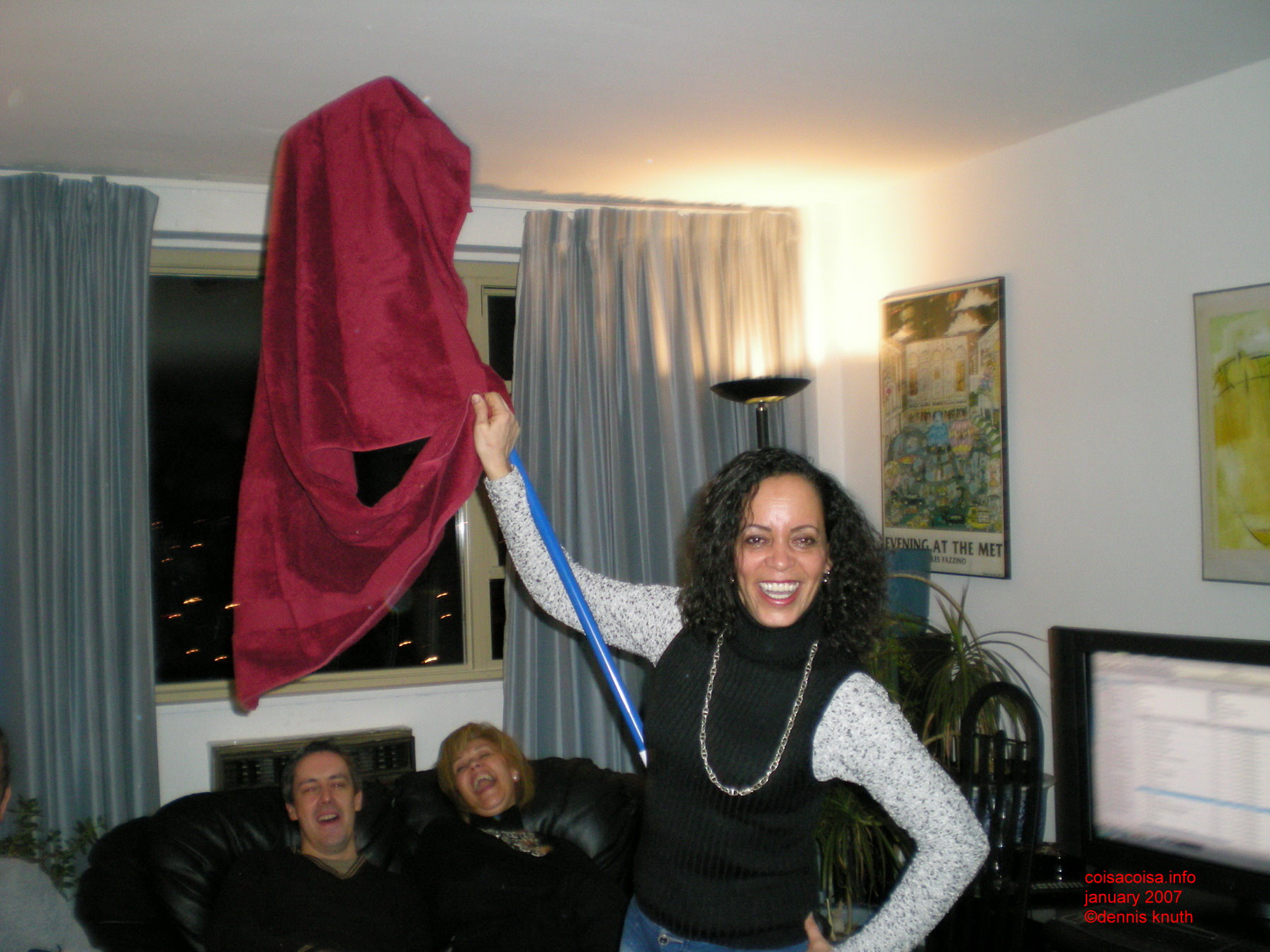 Clueza dances with an imaginary partner