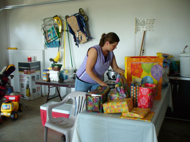 Kelly gets the Party Ready