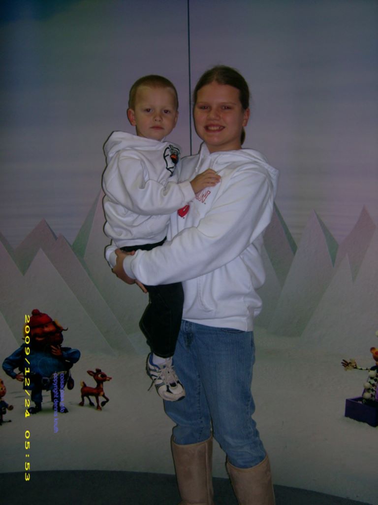 2009_12_24_jared_kelsey_santa_01.jpg (large)