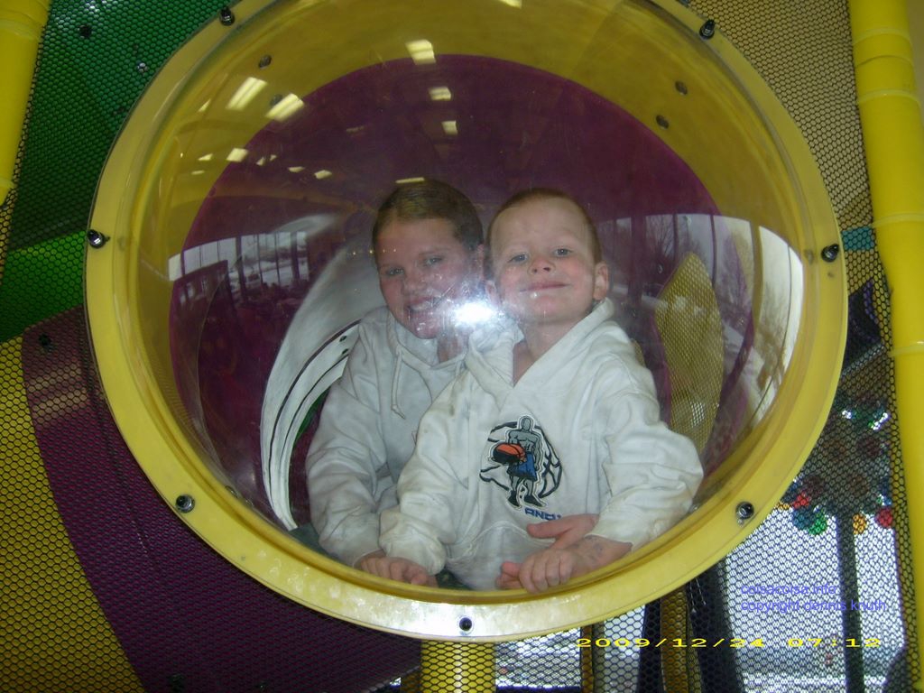 2009_12_24_kelsey_jared_at_mcd_07.jpg (large)