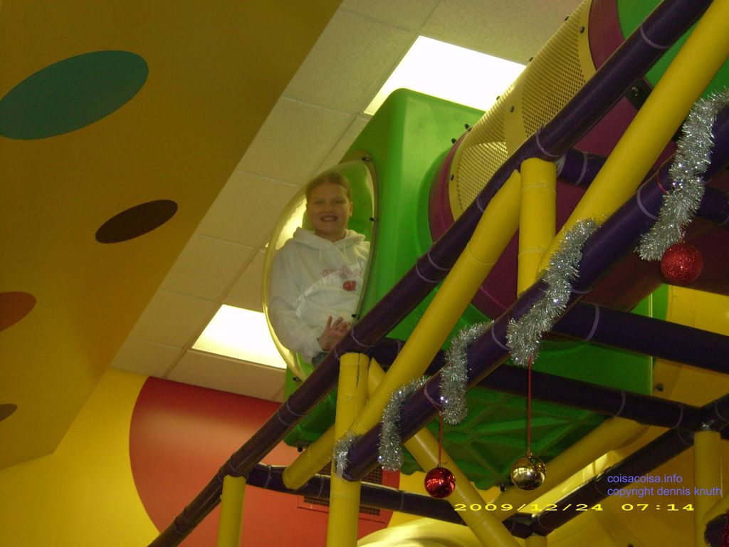 2009_12_24_kelsey_jared_at_mcd_08.jpg (large)