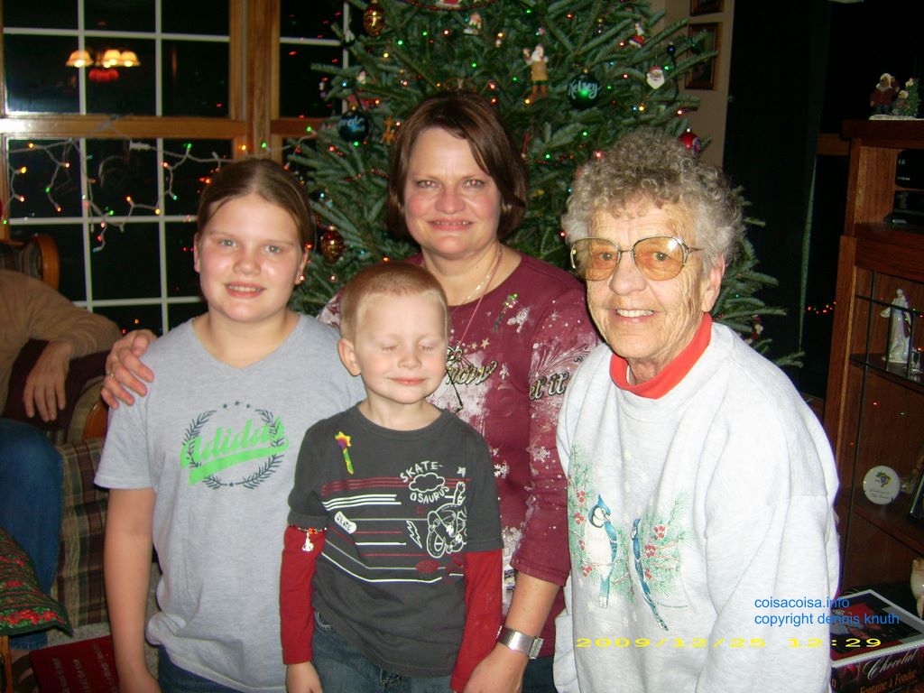 2009_12_25_xmas_portraits_kelly_016.jpg (large)