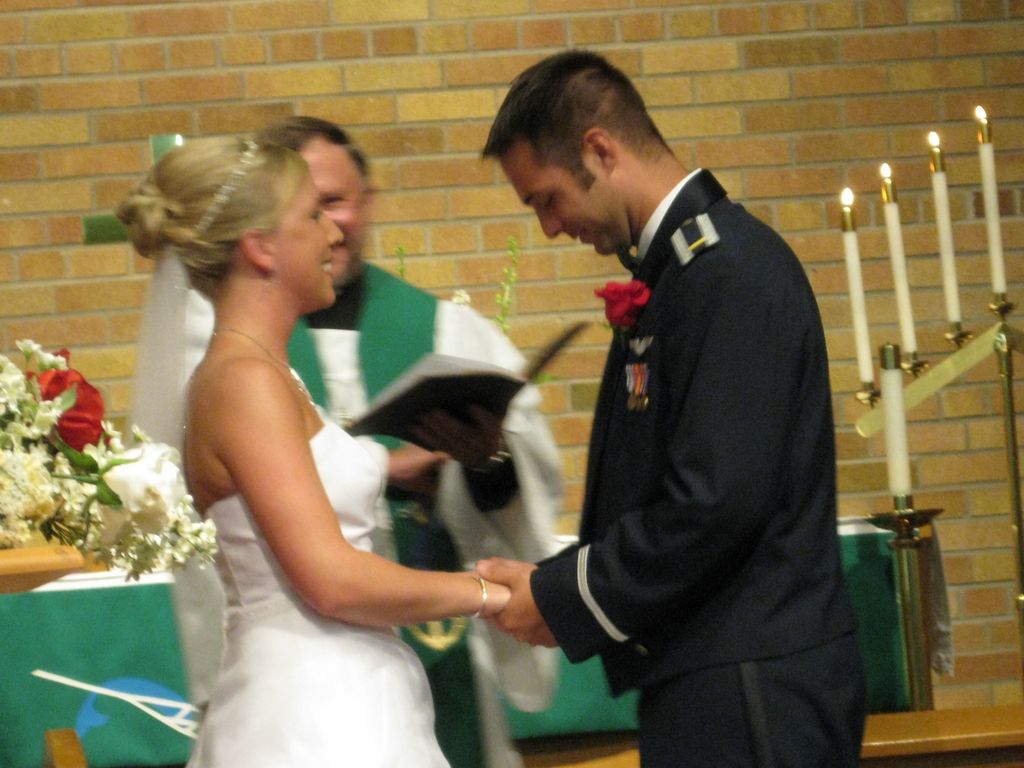 07_04_wedding_a_b_altar_05.jpg (large)