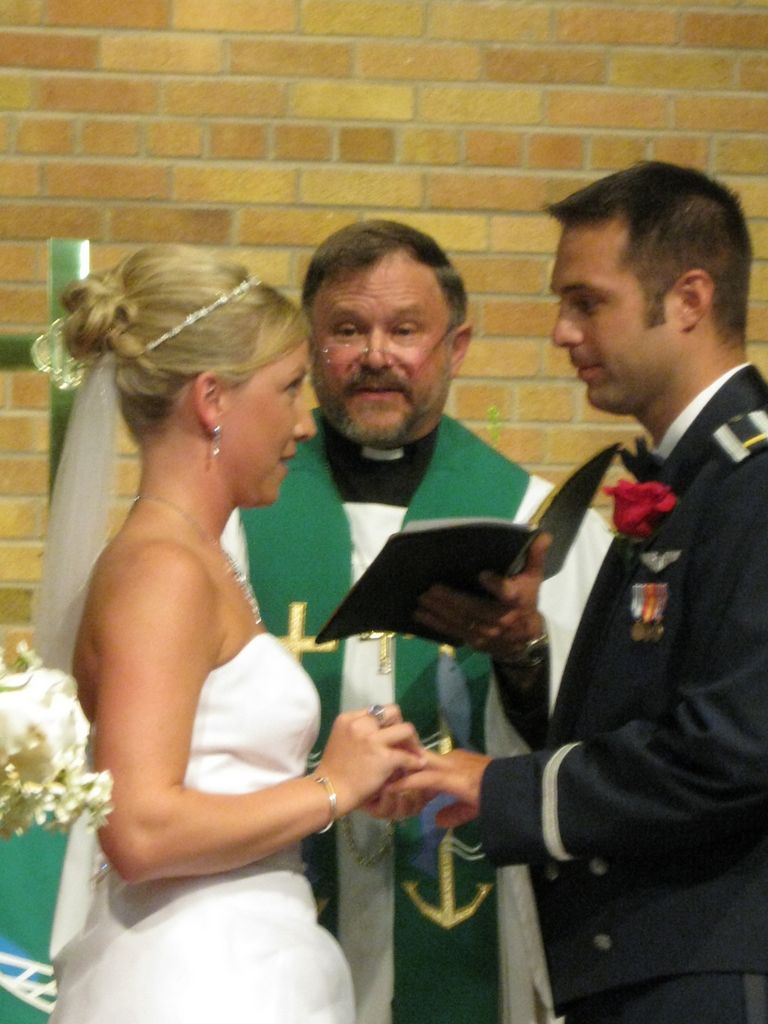 07_04_wedding_a_b_altar_07.jpg (large)