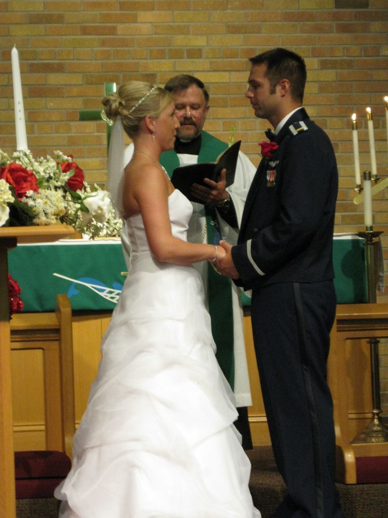 07_04_wedding_a_b_altar_08.jpg (large)