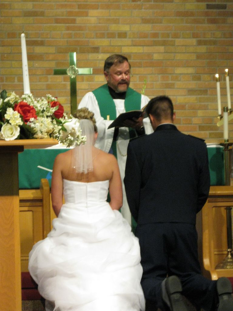 07_04_wedding_a_b_altar_11.jpg (large)