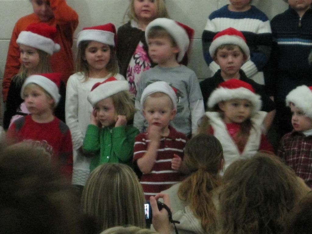2009_12_17_jared_school_xmas_05.jpg (large)