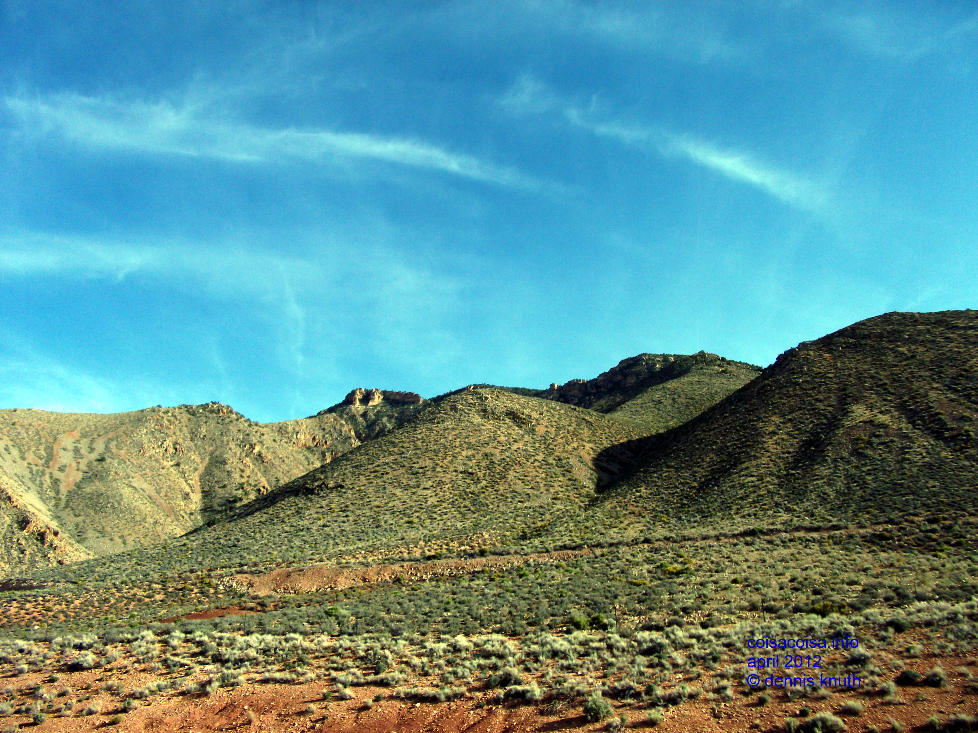 Whisp of horse tail cloulds on the hills of the Painted Desert