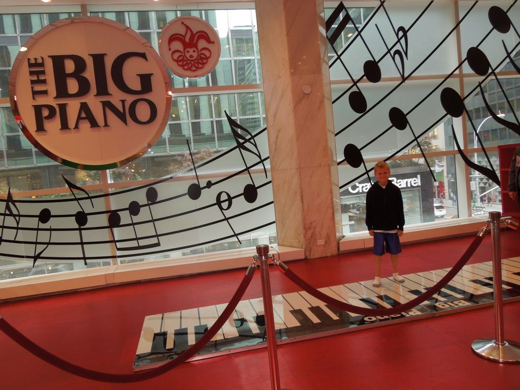 2014_09_22_fao_schwarts_0008.jpg (large)