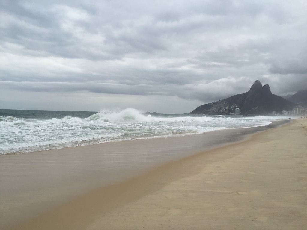 Rough surf at Ipanema Beach